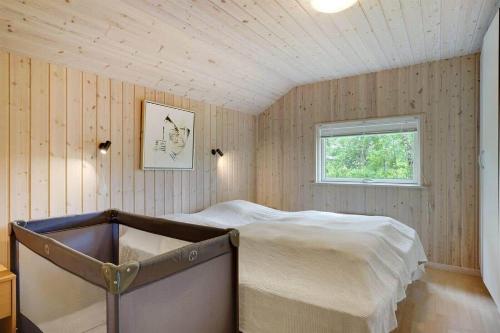 una camera da letto con un letto in una stanza con una finestra di M324-Vaeggerlose-Baeverstien-10 a Bøtø By