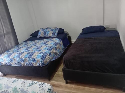 two beds sitting next to each other in a room at CASA APARTAMENTO COMPLETO THOMY - Coveñas in Coveñas