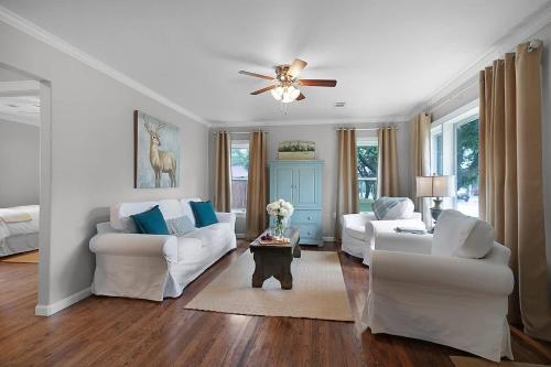 Giường trong phòng chung tại Charming Home Just 4 Blks from Main St!