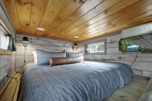 Ένα ή περισσότερα κρεβάτια σε δωμάτιο στο Willie the Modern Tiny Home w/Hot-tub & FireTable