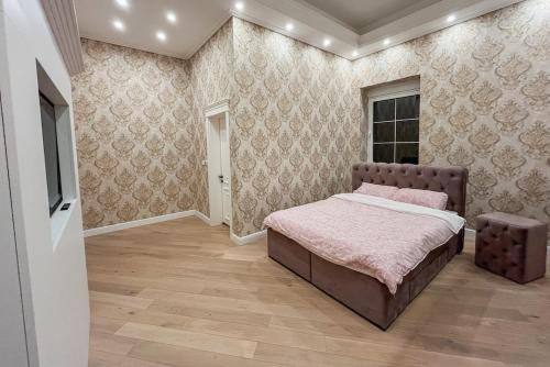 Un dormitorio con una cama y un televisor. en Villa White, en Belgrado