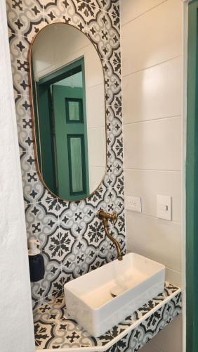 a bathroom with a sink and a mirror at Paraíso Plaza - Hotel Boutique in Aguadas