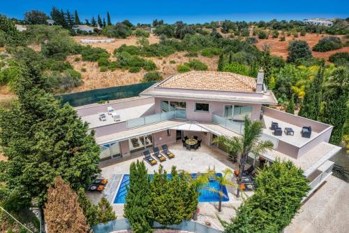 Villa Caripira by Villa Plus