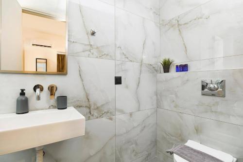 Et badeværelse på Villa Zen Zazan by Villa Plus