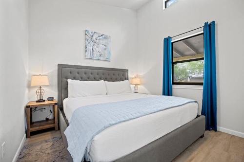 una camera da letto con un letto grande e una finestra di Winecup Waterfront Cottage a Morris Ranch