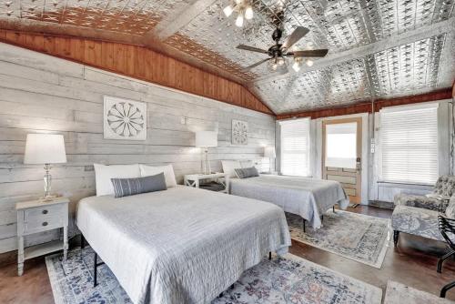 Ένα ή περισσότερα κρεβάτια σε δωμάτιο στο Brand New Private Pool and Hot-Tub Near Main!