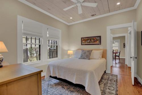 Ένα ή περισσότερα κρεβάτια σε δωμάτιο στο Charming Craftsman Home!-2 BLKS from Main St!