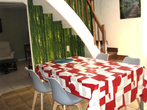 a red and white table and chairs in a room at Maison du Combayre à Estaing in Estaing