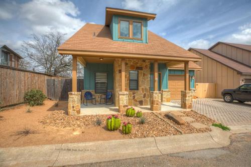 una pequeña casa con techo azul en Luxury Modern Home with Hot tub Deck & Firepit!, en Fredericksburg