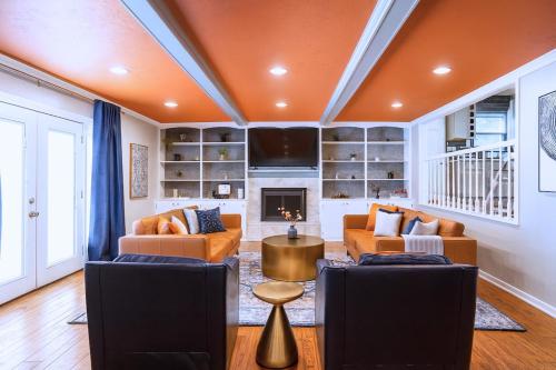 Χώρος καθιστικού στο Stylish Oasis with Heated Saltwater Pool, Games, Fire Pits, Sleeps 12