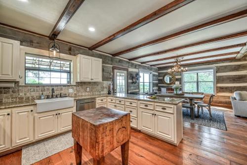 Dapur atau dapur kecil di Luxury 23-acre Ranch With Hottub Near AlamoSprings