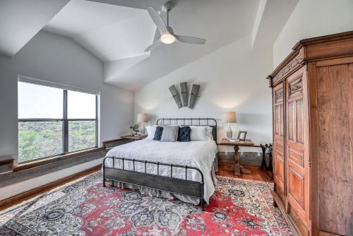 Katil atau katil-katil dalam bilik di Luxury 23-acre Ranch With Hottub Near AlamoSprings