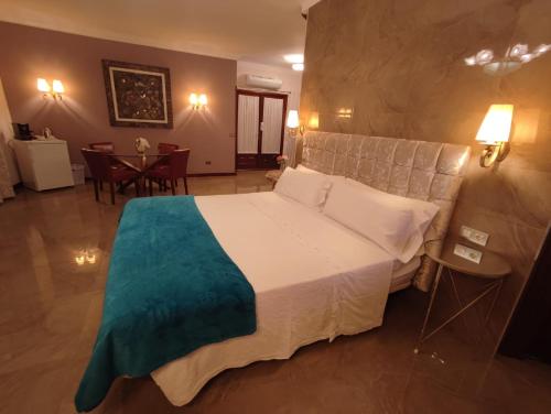 a bedroom with a large bed and a table at Il Sogno di Gio de la Laguna in La Laguna