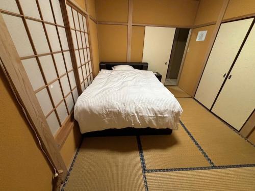 a small bedroom with a bed in a room at Atami Umine Villa in Atami