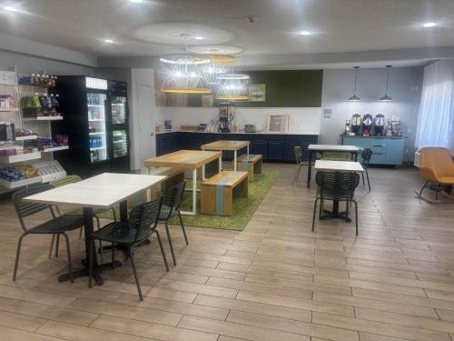 Spark by Hilton Lakewood Denver Southwest في ليكوود: مطعم به طاولات وكراسي في غرفة