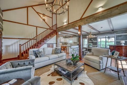 Ruang duduk di Luxury 23-acre Ranch With Hottub Near AlamoSprings
