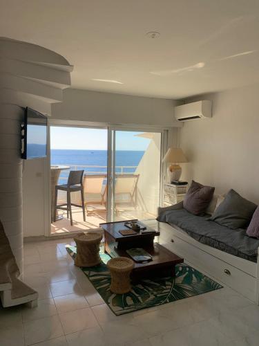Grand studio terrasse vue mer pieds dans l'eau piscine