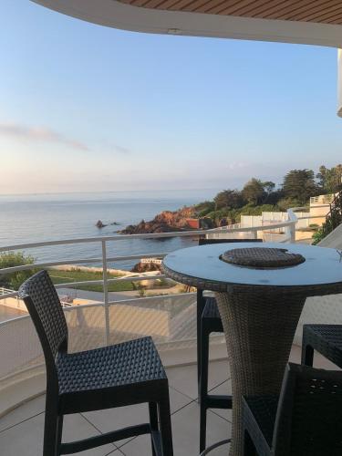 Grand studio terrasse vue mer pieds dans l'eau piscine