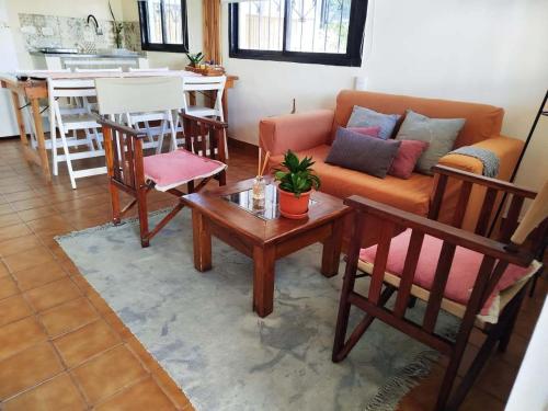 a living room with a couch and a table at Basilia, Casa con pileta para 6 personas con garaje para 2 vehículos in Posadas