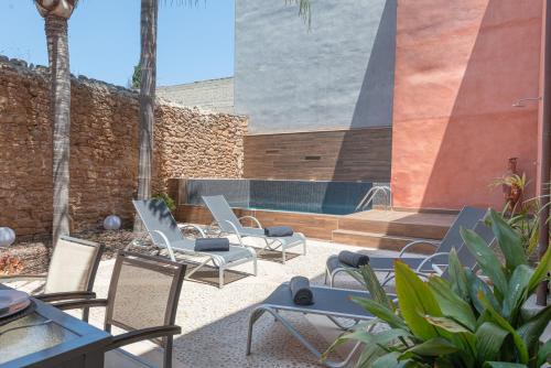 eine Terrasse mit Stühlen und einem Swimmingpool in der Unterkunft Casa Murallas para 6 con piscina en Alcudia cerca de playas in Alcúdia