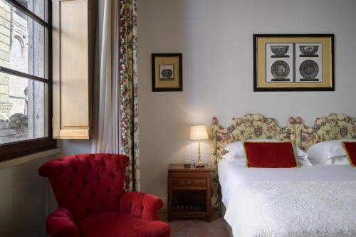 Postel nebo postele na pokoji v ubytování Grand Hotel Continental Siena - Starhotels Collezione