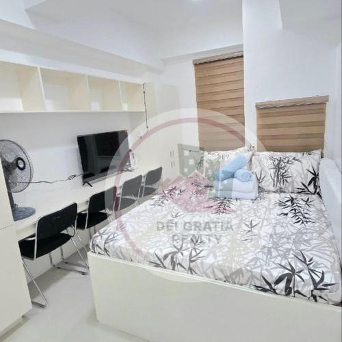 碧瑶Stanford Gf11 Baguio Condo by Dei Gratia的一间带床和书桌的白色卧室