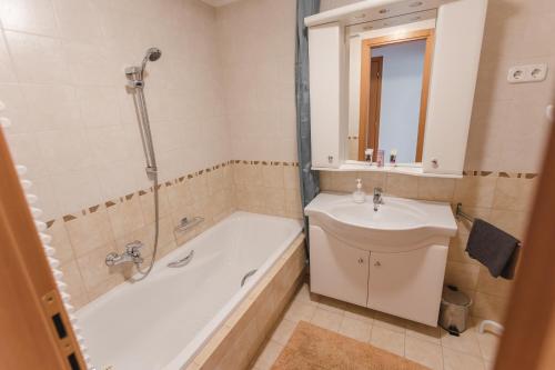 Bilik mandi di Golden Bridge Apartman and Wellness