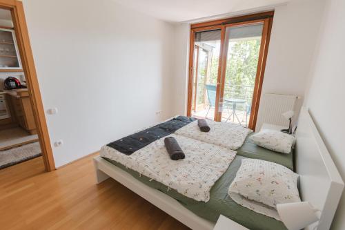 Katil atau katil-katil dalam bilik di Golden Bridge Apartman and Wellness