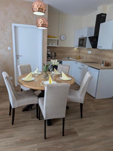 Cuisine ou kitchenette dans l'établissement Apartmány penzion Jasmín