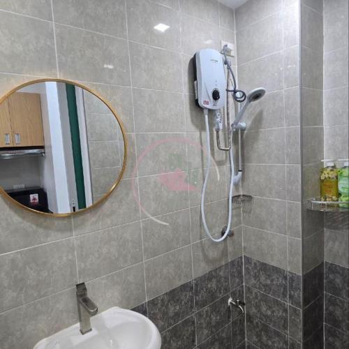碧瑶Stanford 6F19 Baguio Condo by Dei Gratia的一间带镜子和卫生间的淋浴的浴室