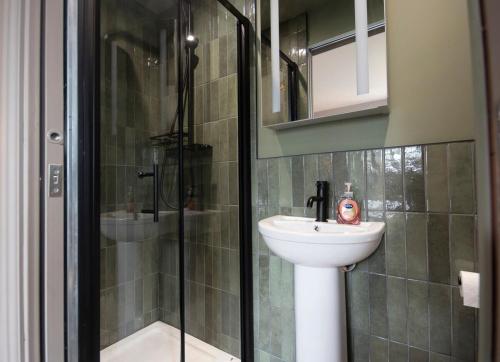 Bilik mandi di Ffordd Y Wylan House by Guestz