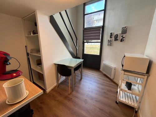 a small room with a table and a window at Le Cocon des Géants in Toulouse