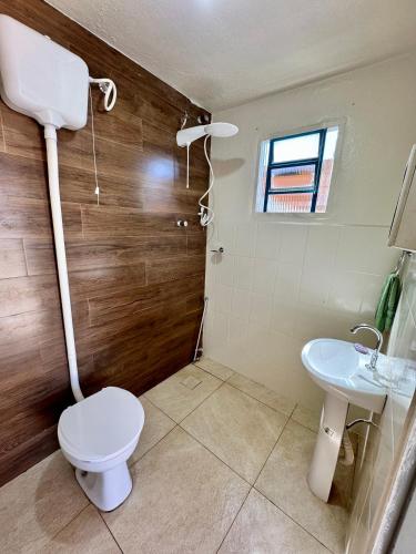 a bathroom with a toilet and a sink at Chalé Bela Vista in Socorro