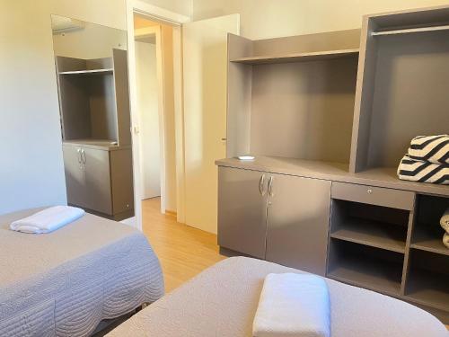 a room with a bed and a dresser in a room at Apto centro 50m Via del Vino in Bento Gonçalves