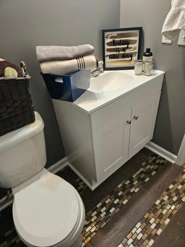 Un baño con un lavabo blanco y un inodoro. en Hank and Margie's Place, 