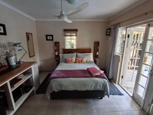 Ένα ή περισσότερα κρεβάτια σε δωμάτιο στο Garden Sanctuary Suites
