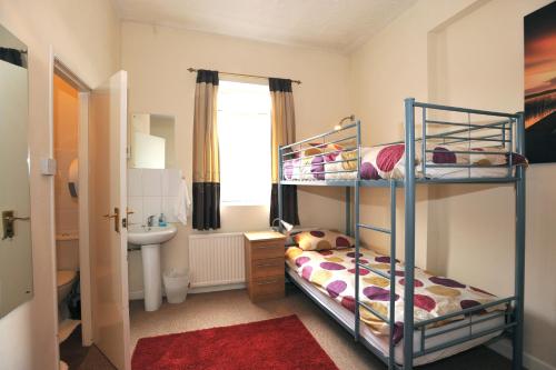 1 dormitorio con 2 literas y lavamanos en The Bunkroom, en Chester