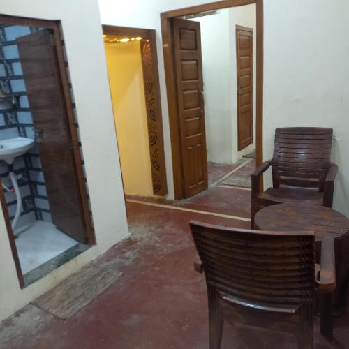 a room with two chairs and a table and a mirror at VENU NAAD BHAWAN Yatri Niwas in Mathura