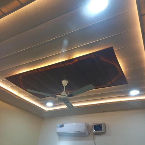 a ceiling fan is on the ceiling of a room at VENU NAAD BHAWAN Yatri Niwas in Mathura