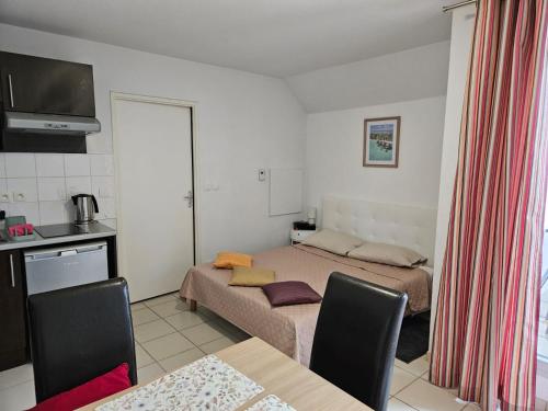 Η κουζίνα ή μικρή κουζίνα στο Studio cosy avec terrasse dans résidence avec piscine, proche thermes et centre ville
