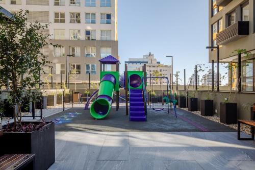 Sân chơi trẻ em tại Viva trindade em frente à UFSC, prédio completo com food-hall