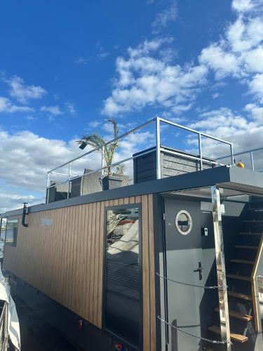Fotografie z fotogalerie ubytování Hausboot Wasservilla v destinaci Lübeck