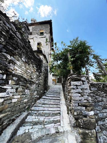 Fotografie z fotogalerie ubytování Castle Steps v destinaci Gjirokastër