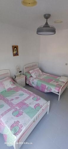two beds sitting next to each other in a bedroom at Residencial Aguilas Playa in Águilas
