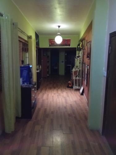 ワディ・ムーサにあるMonasteryの堅い木の床と照明器具のある廊下