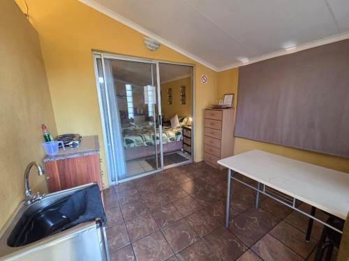 Η κουζίνα ή μικρή κουζίνα στο At Home Guesthouse