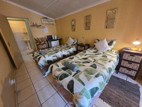 Ένα ή περισσότερα κρεβάτια σε δωμάτιο στο At Home Guesthouse
