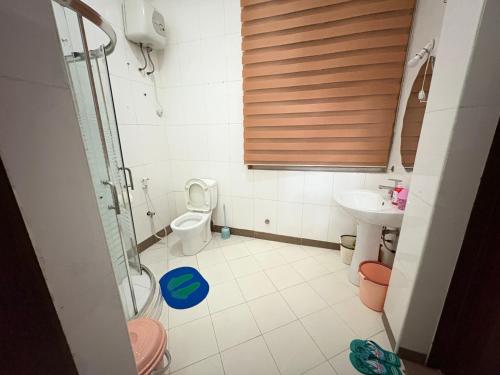 ダル・エス・サラームにあるThe midtown Havenのトイレと洗面台付きのバスルーム