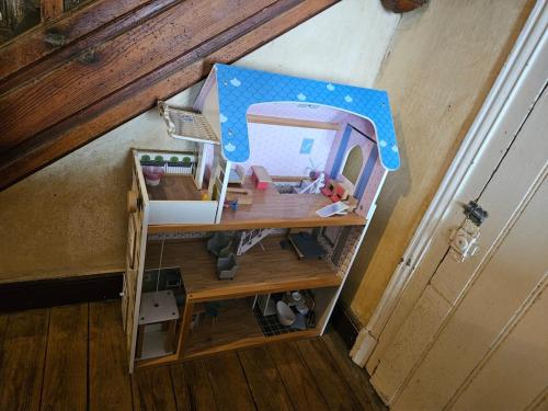 an overhead view of a doll house with a desk at Appartement authentique et chaleureux au cœur de Salies-de-Béarn, dans le quartier historique avec commerces et restaurants au pied, à deux pas des thermes in Salies-de-Béarn