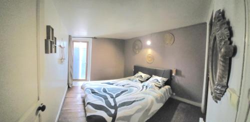 a bedroom with a bed in a room at Appartement authentique et chaleureux au cœur de Salies-de-Béarn, dans le quartier historique avec commerces et restaurants au pied, à deux pas des thermes in Salies-de-Béarn